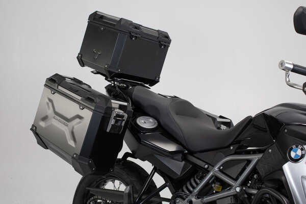 Motorrad mit zwei robusten Seitenkoffern für optimalen Stauraum und Reisekomfort.