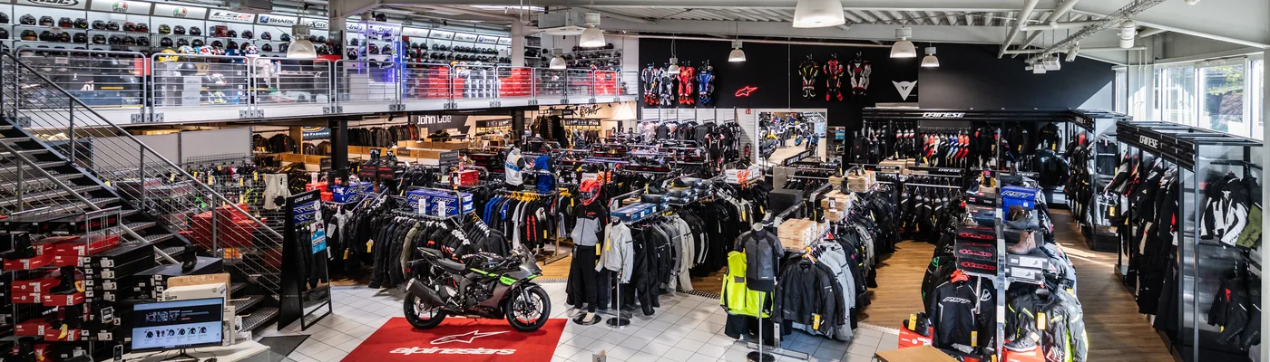 Ladengeschäft von Moto Discount in Karlsruhe mit Helmen, Motorradbekleidung und Motorrad